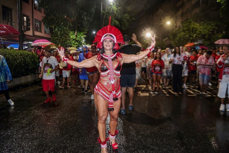 Viviane Araujo samba debaixo de chuva em ensaio de rua do Salgueiro