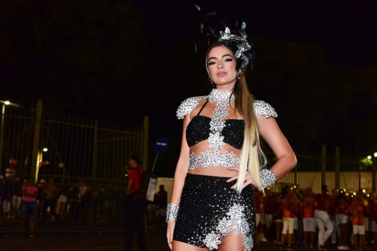 Julia Puzzuoli aposta em look curtinho e brilhante para ensaio de Carnaval