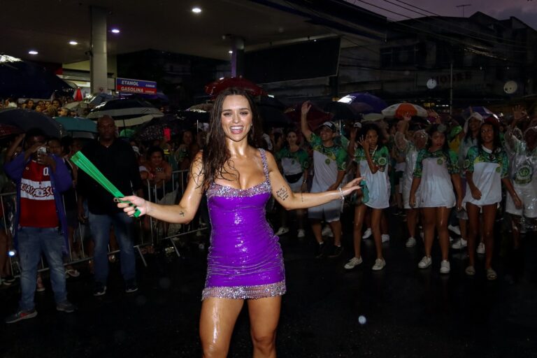 Rafa Kalimann encara chuva em ensaio de rua da Imperatriz Leopoldinense; fotos