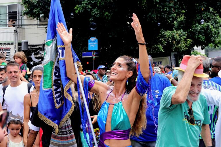 Cynthia Howlett capricha na performance como porta-bandeira do Suvaco de Cristo