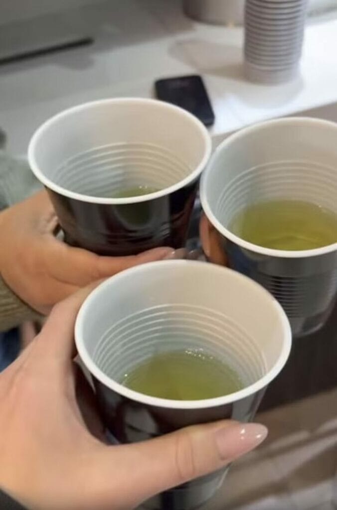 Milionária, Khloé Kardashian toma vinho em copo de plástico com amigas