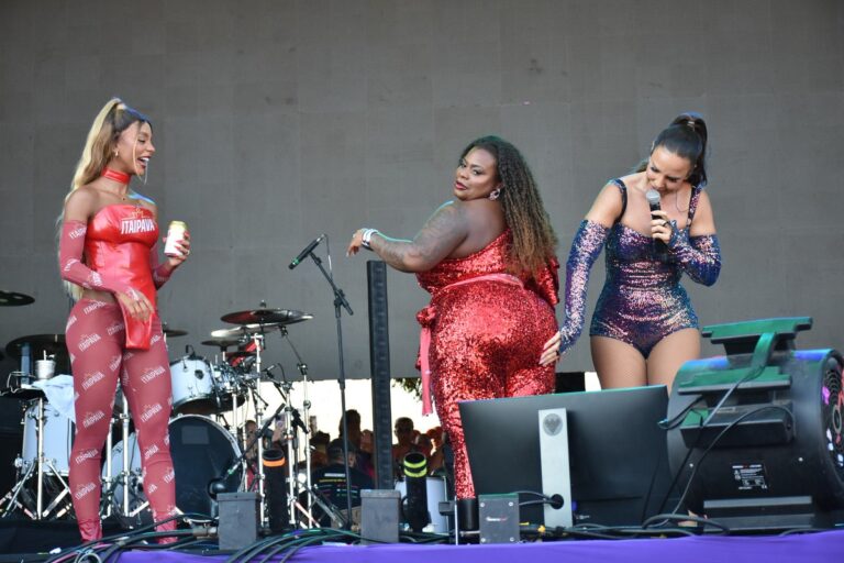 No palco, Jojo Todynho dança muito com Ivete Sangalo e Brunna Gonçalves no Recife; vídeos