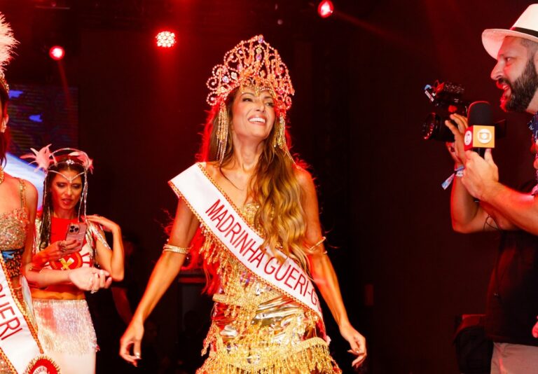 Patrícia Poeta é coroada madrinha do tradicional bloco de Carnaval Gueri-Gueri