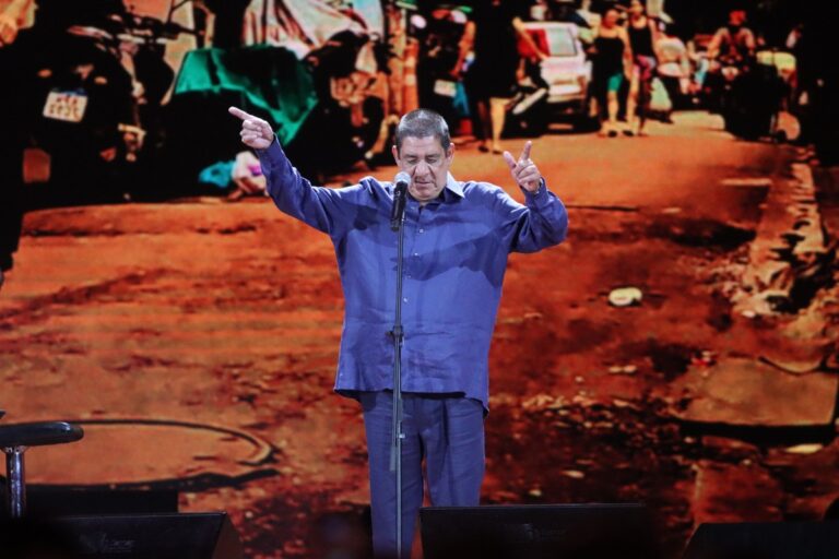 Zeca Pagodinho celebra os 40 anos em show com presença de famosos