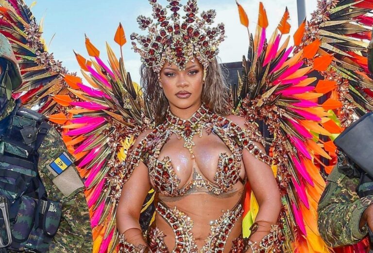 Rihanna brilha em ‘carnaval’ de Barbados e é escoltada por policiais armados 